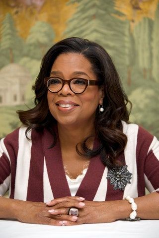 Nuotraukoje gali būti Oprah Winfrey, žmogaus, akiniai, priedai, aksesuarai, veidui, šypsena, drabužiai ir drabužiai
