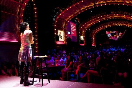 La imagen puede contener Persona humana Vida nocturna Diseño de interiores Interior Club Multitud Audiencia Escenario e iluminación