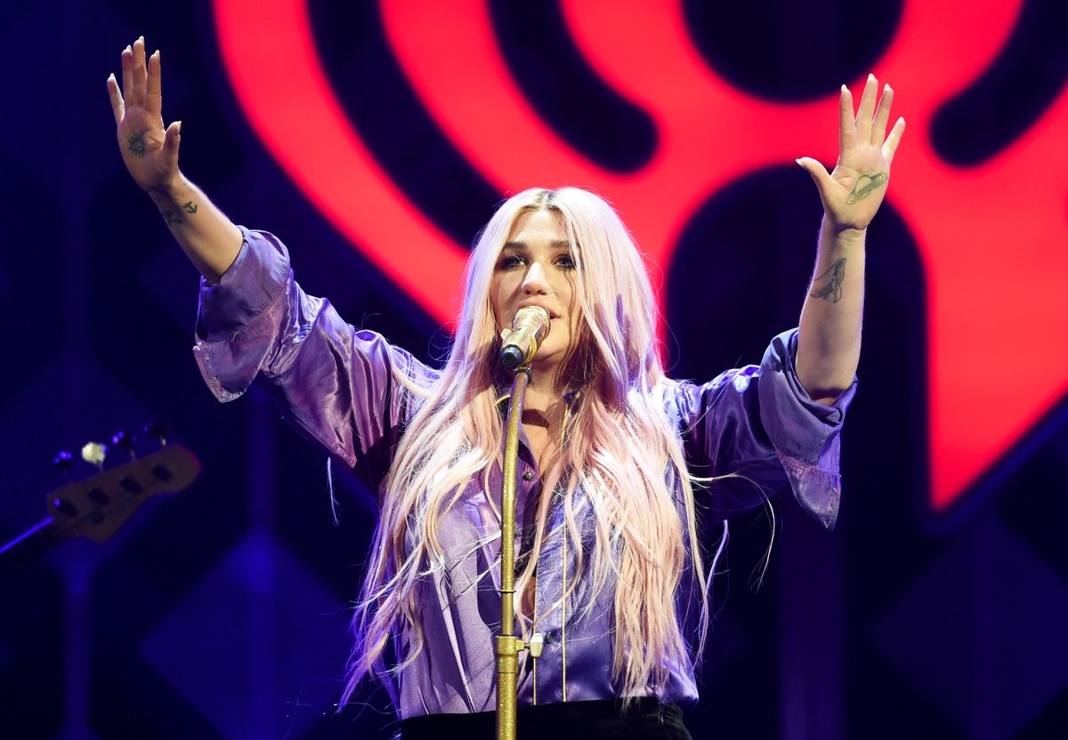 La imagen puede contener Escenario Kesha Persona humana Actividades recreativas Multitud Danza Pose Instrumento musical y guitarra
