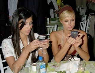 La imagen puede contener una botella y una decoración para el hogar de la persona humana de Paris Hilton