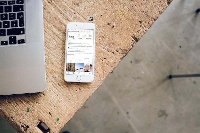 InstagramアプリをAppleスマートフォンで開く
