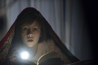 Bild kann Brillenzubehör Zubehör Mensch und Lampe enthalten