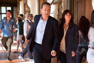Bild könnte Tom Hanks enthalten Felicity Jones Kleidung Bekleidung Menschliche Person Schuhe Schuh Mantel Mantel und Anzug