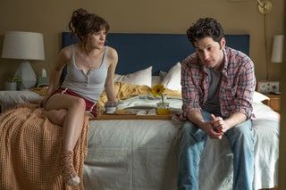 Slika lahko vsebuje Ben Schwartz Pohištvo Kavč Človeška Oblačila Oblačila Domača dekoracija in sedenje