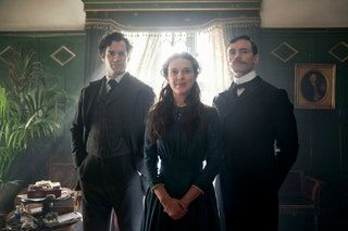 ENOLA HOLMES HENRY CAVILL kot SHERLOCK HOLMES MILLIE BOBBY BROWN kot ENOLA HOLMES SAM CLAFLIN kot MYCROFT HOLMES.
