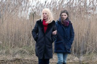 LOST GIRLS z leve Amy Ryan Thomasin McKenzie 2020