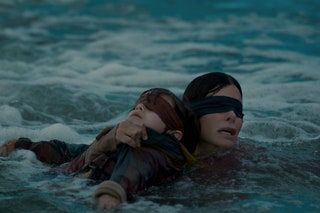Sandra Bullock v Birdboxu.