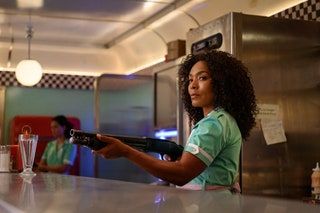 Smodnik Milkshake. Angela Bassett kot Anna May v Gunpowder Milkshake. Kr. REINER BAJOSTUDIOKANAL 2021