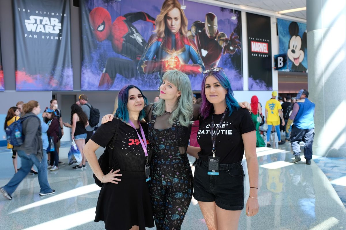 Tres mujeres asisten a Disney