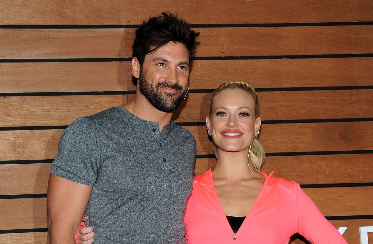 Bild könnte enthalten Peta Murgatroyd Menschliche Person Maksim Chmerkovskiy Kleidung Bekleidung Mode und Ärmel