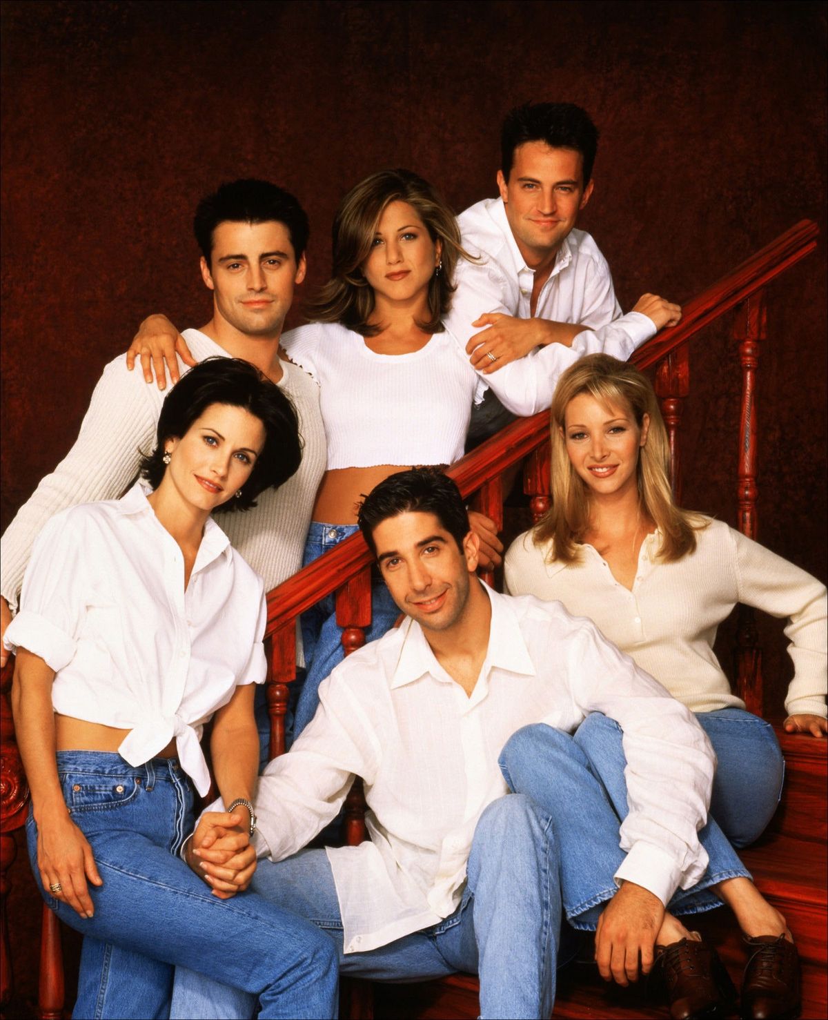 Slika lahko vsebuje Matt LeBlanc David Schwimmer Človeška oseba Lisa Kudrow Hlače Oblačila Oblačila Ljudje in družina