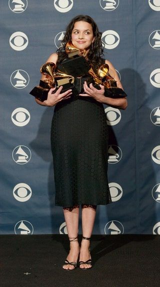 Bild könnte Norah Jones Mensch Kleidung Bekleidung Mode und Premiere enthalten
