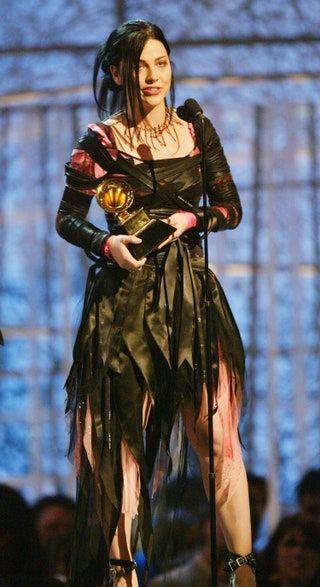 Das Bild kann Amy Lee Kleidung enthalten