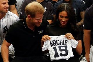 サセックスのハリー公爵夫人とサセックスのメーガン公爵夫人は、対戦前にニューヨークヤンキースからの贈り物を持っています...