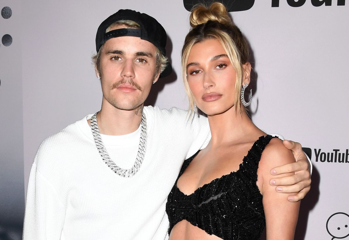 LOS ANGELES CALIFORNIA 27 DE ENERO Justin Bieber y Hailey Bieber asisten al estreno de YouTube Originals