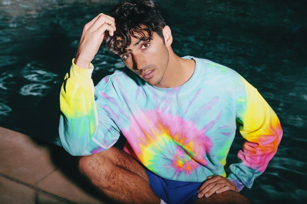 Taylor Zakhar Perez im gebundenen Sweatshirt