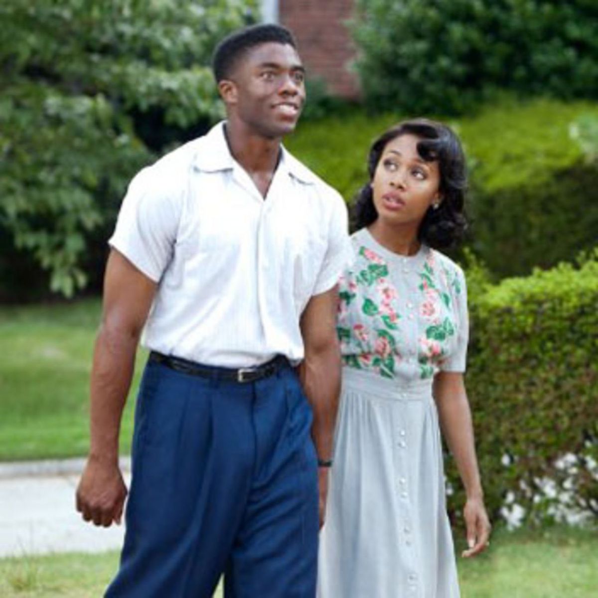La imagen puede contener Chadwick Boseman Persona humana Ropa Ropa Personas y pantalones