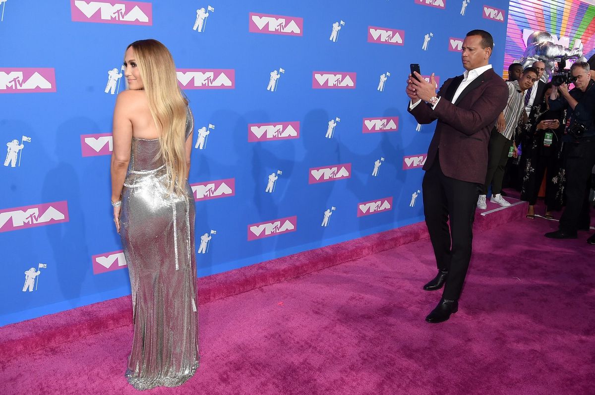 Алекс Родригес сфотографировал Дженнифер Лопес на красной дорожке канала MTV VMA