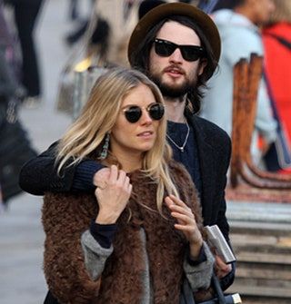 La imagen puede contener Gafas de sol Accesorios Accesorio Persona humana Sienna Miller Ropa Vestimenta y rostro