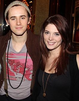 La imagen puede contener Reeve Carney Ropa Ropa Persona humana Ashley Greene Citas y rostro