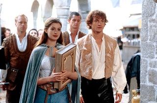 SIE VERZAUBERT Anne Hathaway Hugh Dancy 2004