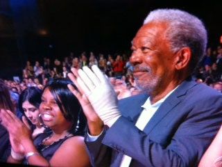 La imagen puede contener Human Person Crowd Audience Performer y Morgan Freeman