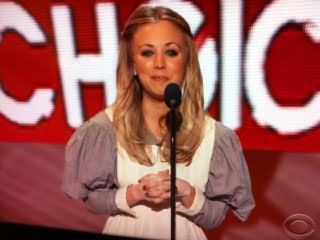 La imagen puede contener Multitud Persona humana Kaley Cuoco Audiencia y conferencia de prensa
