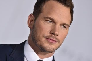 La imagen puede contener Chris Pratt Human Person Face Tie Accesorios Accesorio y corbata