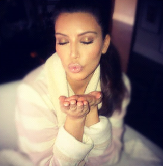 La imagen puede contener Rostro Persona humana Dedo Kim Kardashian Ropa y prendas de vestir