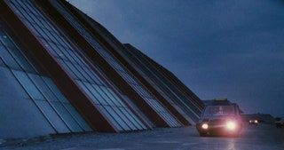 La imagen puede contener Vehículo Transporte Automóvil Automóvil Pendiente Humano y Persona