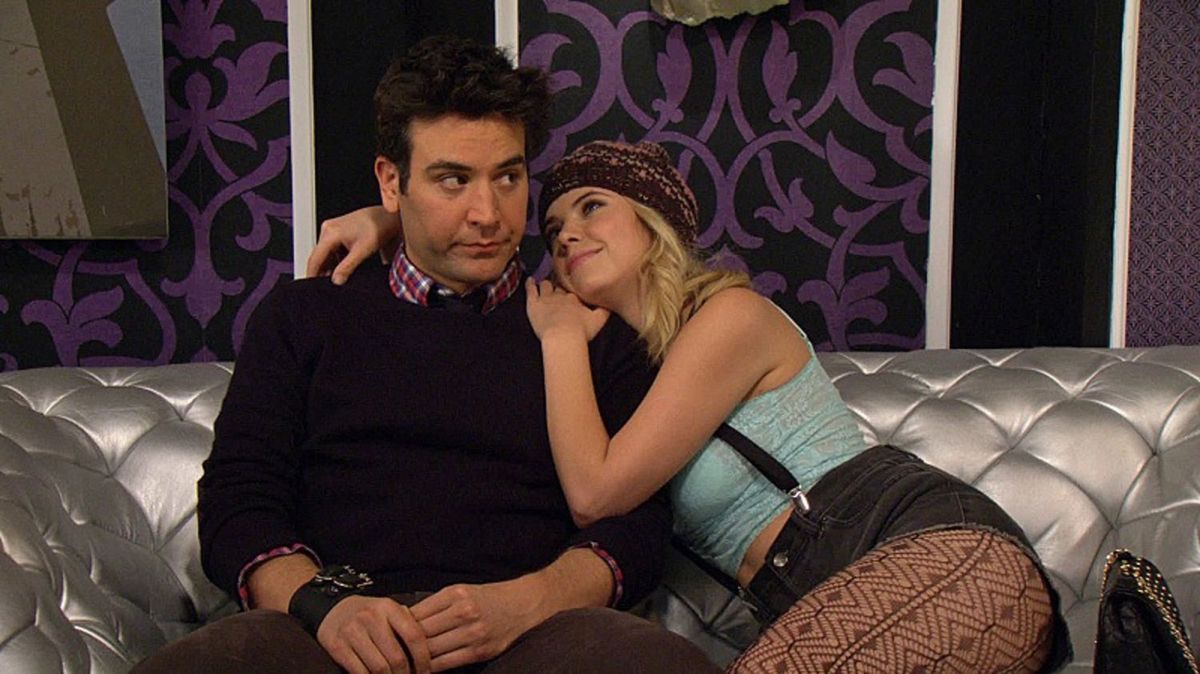 La imagen puede contener muebles de sofá de persona humana Ropa y prendas de vestir de Josh Radnor
