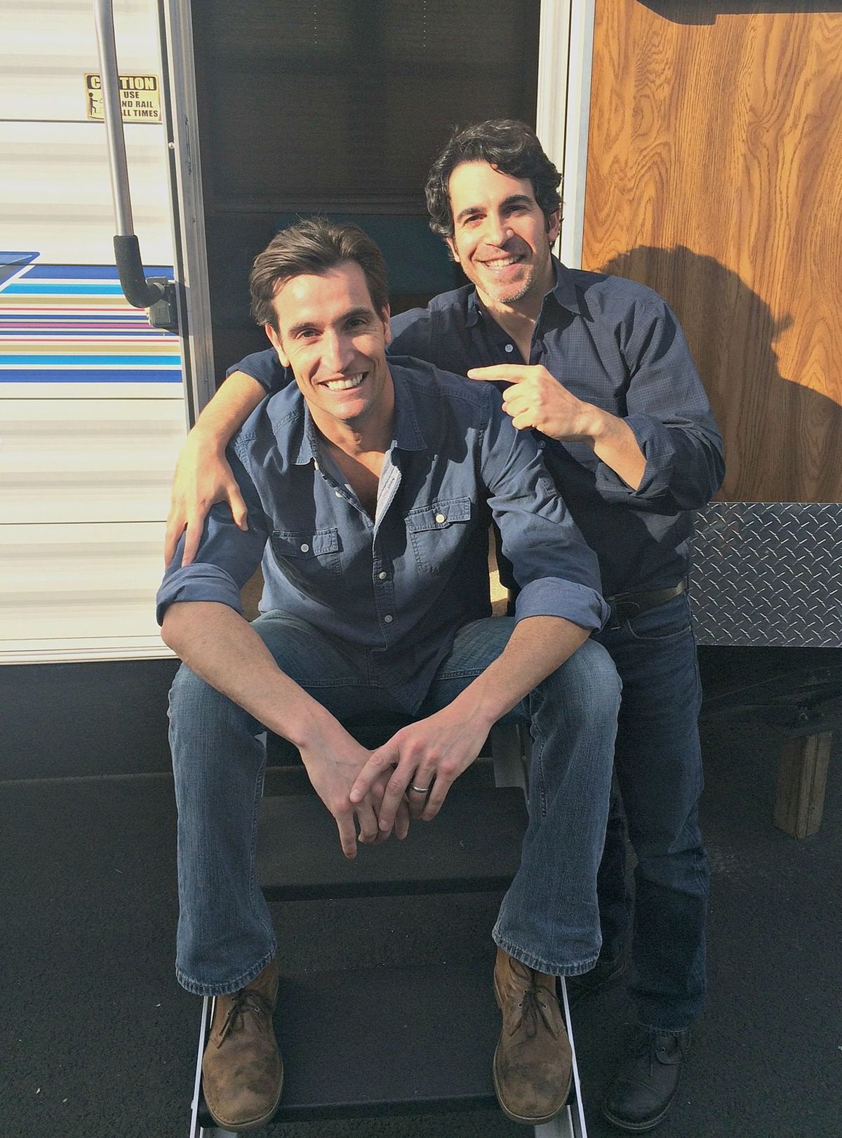 La imagen puede contener Chris Messina Ropa Ropa Pantalones Calzado Zapatos Matthew Del Negro Persona humana y sentado
