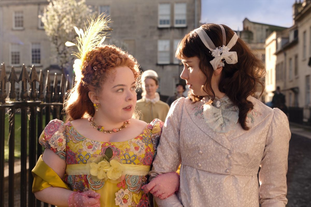 BRIDGERTON NICOLA COUGHLAN como PENELOPE FEATHERINGTON y CLAUDIA JESSIE como ELOISE BRIDGERTON en el episodio 102 de ...