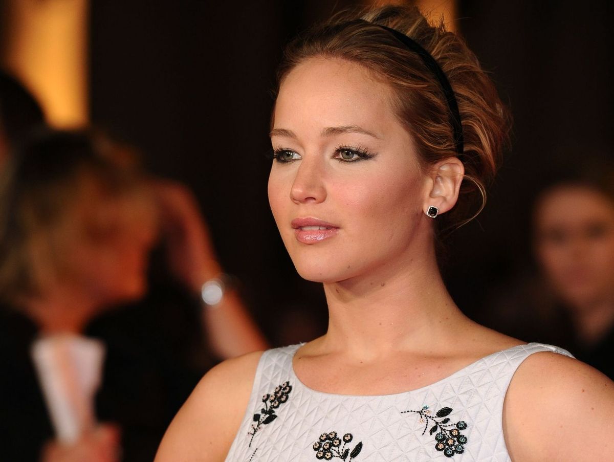 Kuva saattaa sisältää Human Person Clothing Vaatteet Iltapuvut Muoti puku Kaapu Jennifer Lawrence ja kodin sisustus