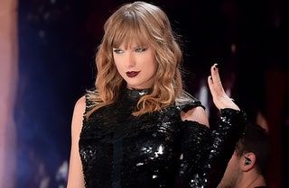 Taylor Swift actuando en 2018.