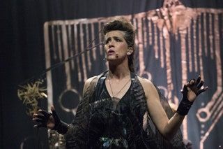 Imogen Head actuando en 2019.