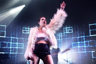 Halsey actuando.