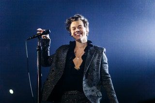 En esta fotografía proporcionada por Helene Marie Pambrun, Harry Styles se presenta durante su gira europea en AccorHotels ...