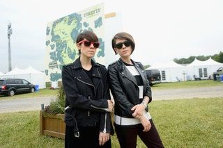 DOVER DE 21 DE JUNIO Sara Quin y Tegan Quin de Tegan y Sara posan entre bastidores durante el día 3 del Festival de Música Firefly ...