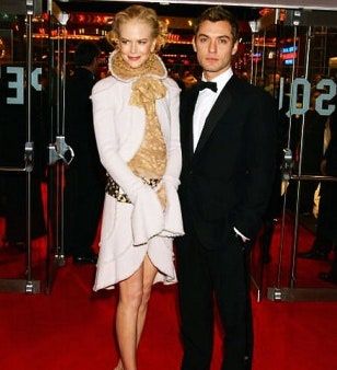 Slika lahko vsebuje Jude Law Nicole Kidman Human Person Premiere Fashion Red Carpet in Red Carpet Premiere