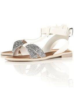 Bild kann Kleidung, Kleidung, Schuhe und Sandalen enthalten
