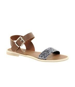 Bild kann Kleidung Schuhe Sandalen und Kleidung enthalten