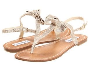 Bild kann Kleidung Schuhe Sandalen und Kleidung enthalten