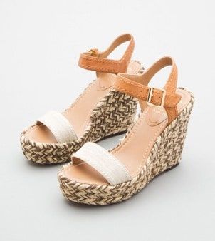 Bild kann Kleidung Schuhe Sandalen und Kleidung enthalten