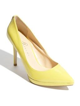 Bild kann enthalten Kleidung Bekleidung Schuhe Schuh Sandale und High Heel