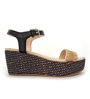 Bild kann Kleidung, Kleidung, Schuhe und Sandalen enthalten