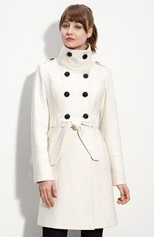 Bild kann enthalten Kleidung Bekleidung Mantel Mantel Trenchcoat Mensch und Person