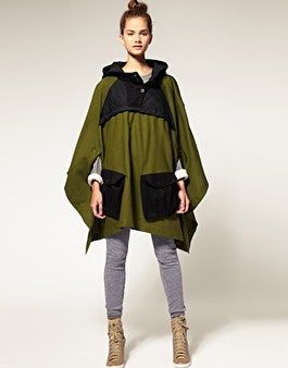 Das Bild kann enthalten Kleidung Kleidung Menschliche Person Kostüm Umhang Mode und Umhang