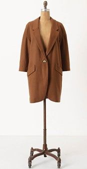 Bild kann enthalten Kleidung Kleidung Mantel Mantel Anzug Blazer Jacke und Kostüm