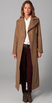 Bild kann enthalten Kleidung Bekleidung Mantel Mantel Trenchcoat Mensch und Person